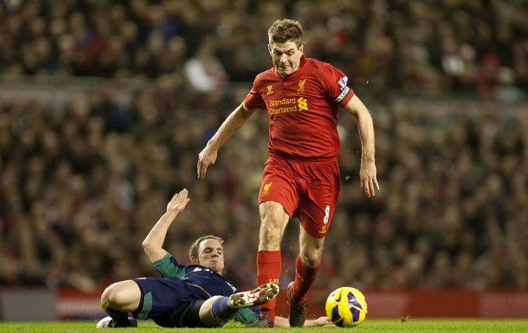 anfører. Liverpools Steven Gerrard (th) leverede en superaflevering til et af holdets scoringer mod Sunderland onsdag. 