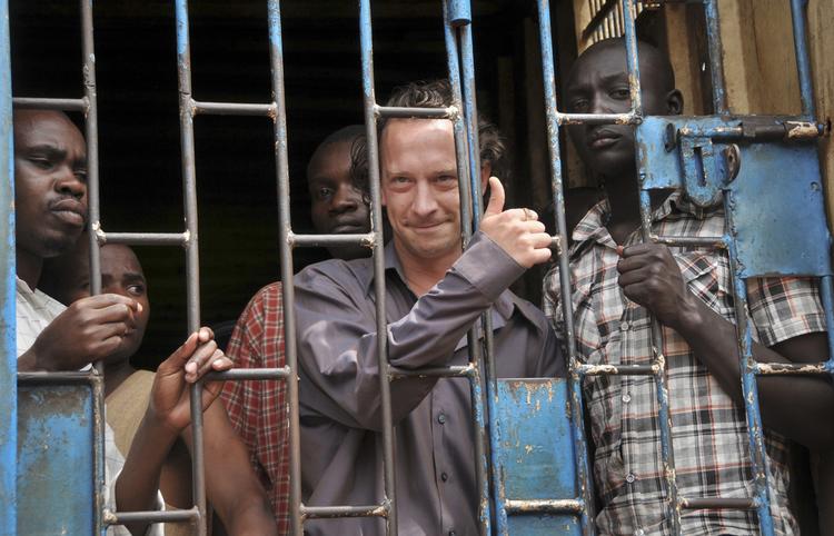 fængslet. David Cecil viser tommelfingeren i retten i hovedstaden Kampala. De ugandiske myndigheder har tilsyneladende opgivet at retsforfølge briten for opsætningen af et teaterstykke, der fokuserer på homoseksuelles manglende rettigheder i landet. 