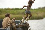 Krøltop. 'Hushpuppy' er en slags magisk realisme i børnehøjde med Quvenzhané Wallis (th) i en altdominerende hovedrolle. 