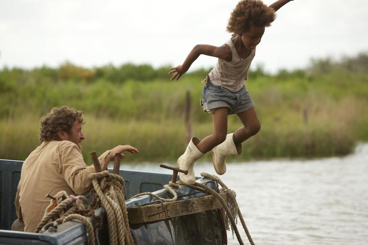Krøltop. 'Hushpuppy' er en slags magisk realisme i børnehøjde med Quvenzhané Wallis (th) i en altdominerende hovedrolle. 