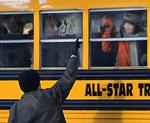 skolestart. En far vinker farvel til sin datter, der er klar til at starte på Sandy Hook-skolen i Newtown, som imidlertid rent fysisk er flyttet til nabobyen. 