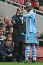 afdæmpet. Manchester City-træner Roberto Mancini (tv) giver instrukser til Mario Balotelli. I dag gik det anderledes vildt for sig på træningsbanen. 