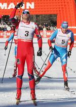 Foran. Petter Northud fører Tour de Ski med 5,7 sekunder. 