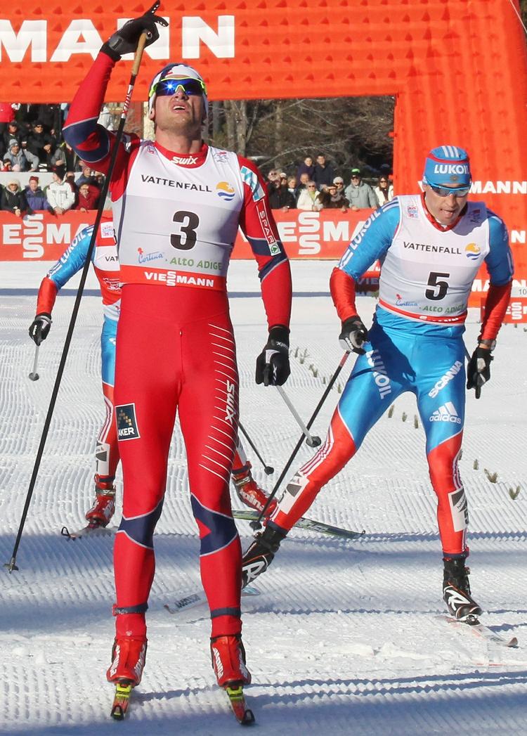 Foran. Petter Northud fører Tour de Ski med 5,7 sekunder. 