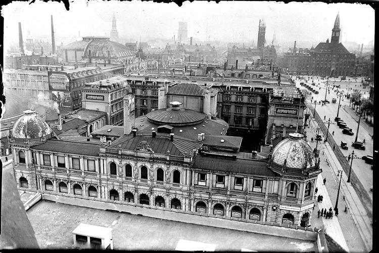 Storhed. Ny bog fortæller historien om Scalas velmagtsdage og også om derouten i fattigfirserne. I dag er stedet - midlertidigt - et hul i jorden. 