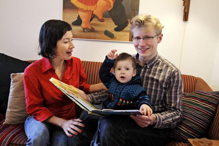 Familie. Peruvianske Flavia Oregon stod til at blive udvist fra Danmark efter at have boet her i 10 år. Hun er gift med danske Jens Henneberg Andersen. Sammen har de sønnen Camillo på 1 1/2 år. Nu har hun fået lov til at blive samt arbejde i Danmark, mens hendes sag behandles. 