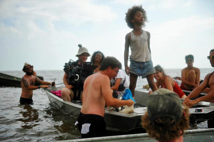 badekarret. De fysiske omstændigheder vedrørende optagelserne af 'Hushpuppy' i Louisianas sumpe var strabadserende. Her ses instruktør Benh Zeitlin halvnøgen og forrest i billedet med Quvenzhané Wallis t.h. Hun blev udvalgt til rollen som femårig blandt 4.000 andre småpiger fra regionen, og Zeitlin var imponeret over, hvor frygtløs hun var, og over at hun kunne bære en film på sine smalle skuldre.