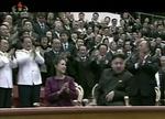 Leder. Nordkoreas øverste leder, Kim Jong Un, har varslet nye tider i Nordkorea. Et kommende besøg af Googles bestyrelsesformand kan være et tegn på dette. 
