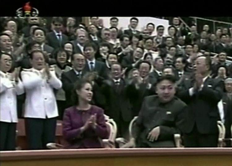 Leder. Nordkoreas øverste leder, Kim Jong Un, har varslet nye tider i Nordkorea. Et kommende besøg af Googles bestyrelsesformand kan være et tegn på dette. 
