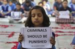 demonstrationer. Indiske kvinder og piger har været på gaderne i Delhi i protest mod den brutale massevoldtægt af en ung kvinde. 