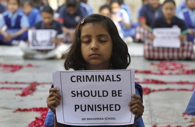 demonstrationer. Indiske kvinder og piger har været på gaderne i Delhi i protest mod den brutale massevoldtægt af en ung kvinde. 
