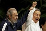 Brødre. Den tidligere præsident Fidel Castro løfter armen på sin bror, Raul Castro, der leder Cuba i dag. (arkivfoto) 