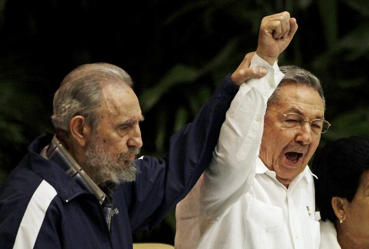 Brødre. Den tidligere præsident Fidel Castro løfter armen på sin bror, Raul Castro, der leder Cuba i dag. (arkivfoto) 