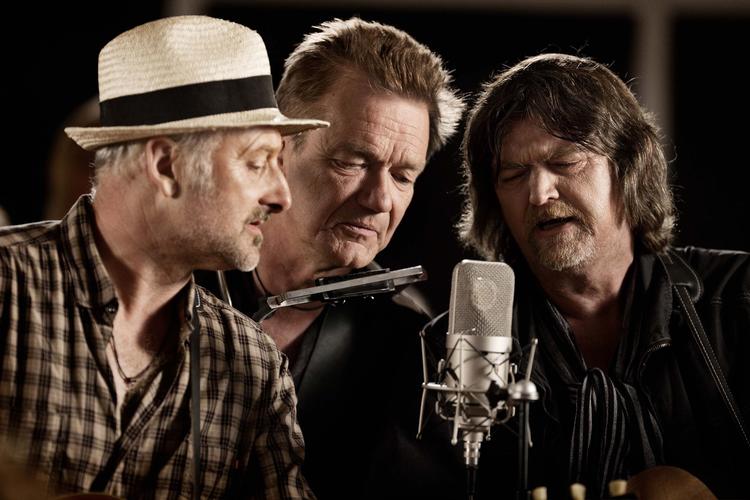 Dalton. Allan Olsen, Lars Lilholt og Johnny Madsen lægger krop til lidt af hver i Dennis Drejers biografi, der handler meget lidt om musikken, og mere om dem, der spiller den. 