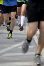 Barfodsløb. En af hemmelighederne bag tarahumaraernes løbestyrke er ifølge McDougall deres brug af små, improviserede såler, istedet for sko. Billede fra Copenhagen Marathon, 2011. 