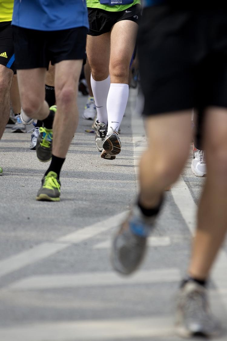 Barfodsløb. En af hemmelighederne bag tarahumaraernes løbestyrke er ifølge McDougall deres brug af små, improviserede såler, istedet for sko. Billede fra Copenhagen Marathon, 2011. 