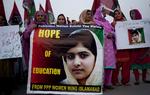 Sympati. Teenageren Malala Yousufzai har fået sympatitilkendegivelser fra hele verden, efter Taleban forsøgte at slå hende ihjel. 