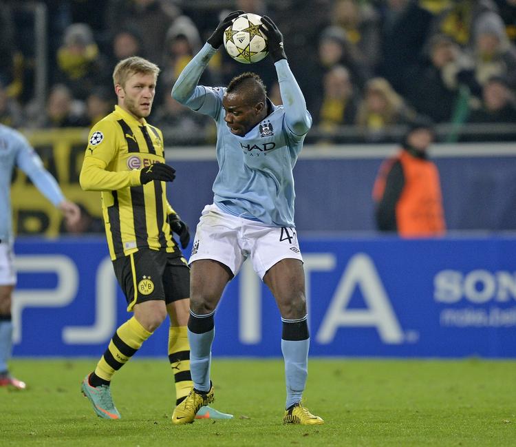 disciplinærstraf. Manchester Citys Mario Balotelli hamrer bolden i jorden i utilfredshed med en dommerkendelse. Italieneren og hans hold af advokater skal mødes med klubbens repræsentanter ved en uafhængig domstol. 