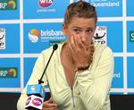 pedicure-kvaler. Victoria Azarenka må opgive semifinalen i Brisbane mod Serena Williams på grund af en betændelse i en tå. 