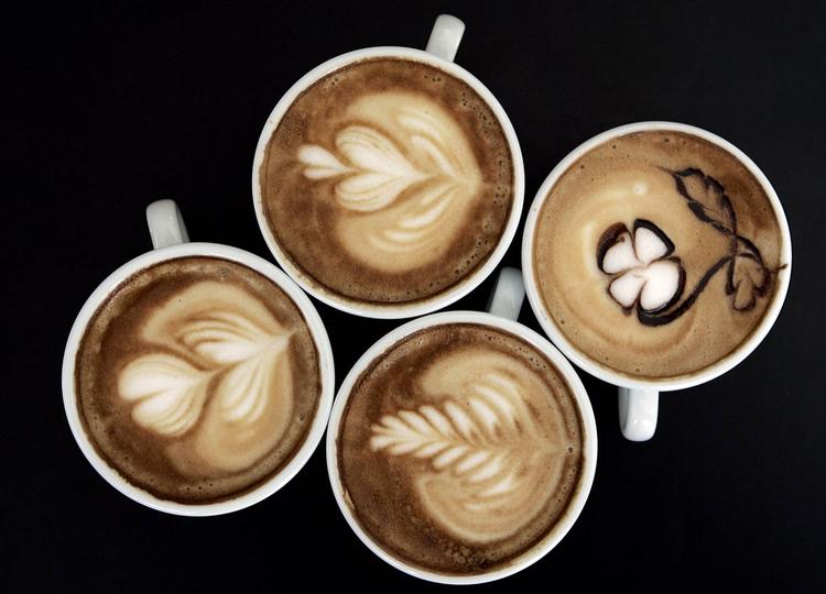 Koffeintrang. De fleste drikker tre til fem kopper kaffe i løbet af en typisk arbejdsdag. 