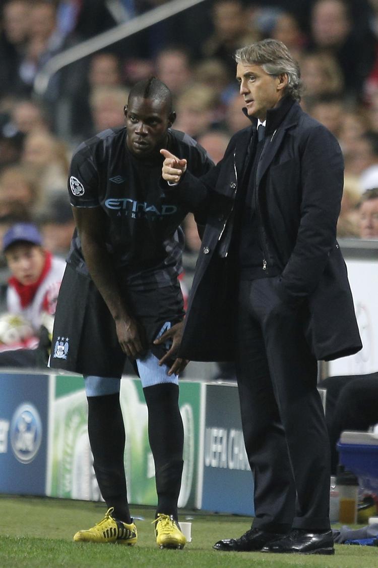 våbenhvile. Manchester City-træner Roberto Mancini (th) har valgt at nedtone den fysiske kontrovers med Mario Balotelli (tv), som slipper for straf efter optrinnet. 