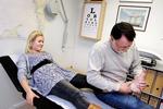 Patientpres. Yderområdernes drænes for læger, og incitamentet for at tage tusindvis af patienter er småt. Her ses læge Ole Skjoldby akkupressere Emilie Kleding Rasmussens fod. 