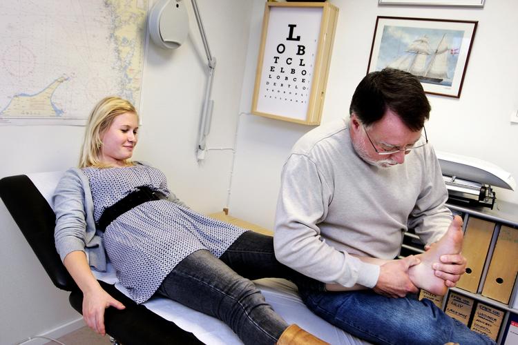 Patientpres. Yderområdernes drænes for læger, og incitamentet for at tage tusindvis af patienter er småt. Her ses læge Ole Skjoldby akkupressere Emilie Kleding Rasmussens fod. 