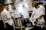 Succes. Her ses Paul Cunningham i gang bag gryderne på Henne Kirkeby Kro. Restauranten fik seks kokkehuer i Politiken og imponerede en jublende enig anmelderstand. 