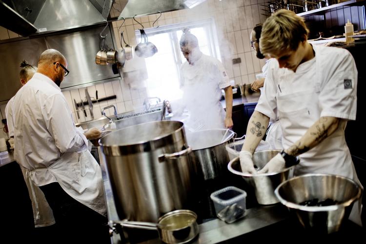 Succes. Her ses Paul Cunningham i gang bag gryderne på Henne Kirkeby Kro. Restauranten fik seks kokkehuer i Politiken og imponerede en jublende enig anmelderstand. 