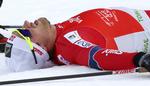 førerhund. Petter Northug ligger udmattet i sneen efter at have krydset målstregen som nummer to i dagens fem kilometer. 