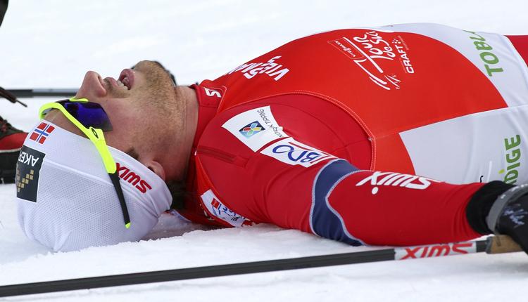førerhund. Petter Northug ligger udmattet i sneen efter at have krydset målstregen som nummer to i dagens fem kilometer. 