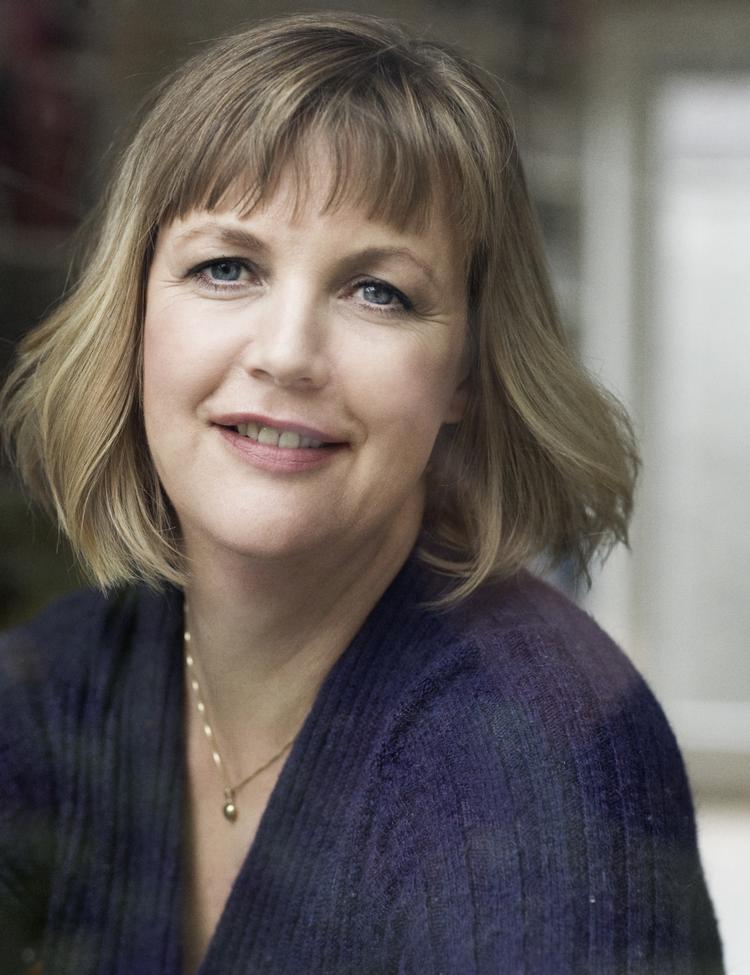 Selvindsigt. 'Lille Hjerte' er en slægtsroman fortalt med reflektion, humor og fortælleglæde. 