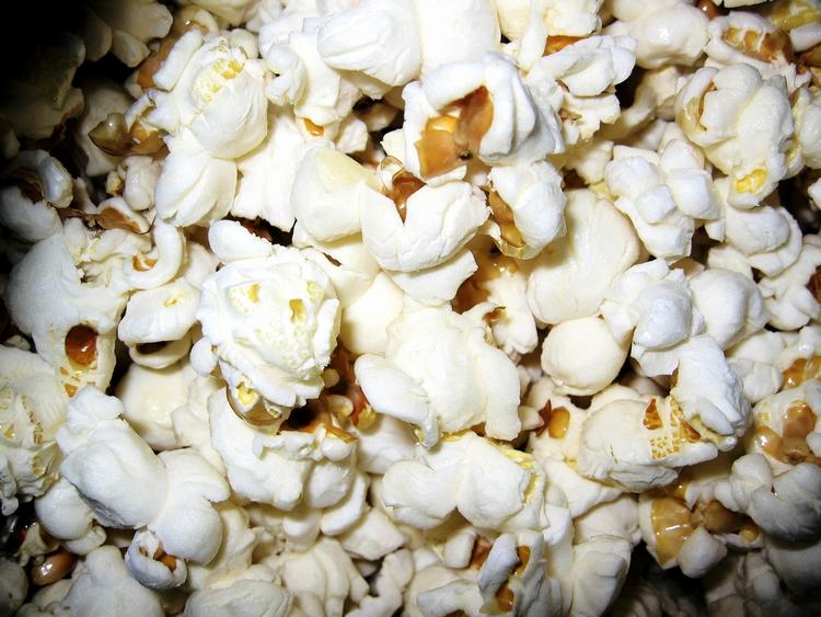 Snacks. Laver man selv sine popkorn, er der god mulighed for at mindske både salt- og fedtindhold væsentligt, fortæller FDB's sundhedsansvarlig, Joan Preisler. 