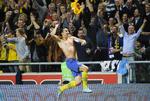 historieskrivning. Zlatan Ibrahimovic tillod sig lidt jubel, da svenskeren sørgede for alle fire mål mod England - og sluttede af med et fantastisk saksesparksmål. 