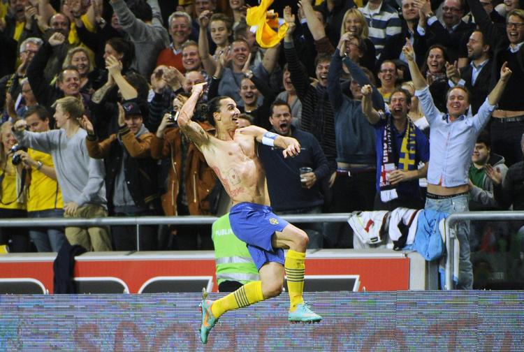 historieskrivning. Zlatan Ibrahimovic tillod sig lidt jubel, da svenskeren sørgede for alle fire mål mod England - og sluttede af med et fantastisk saksesparksmål. 