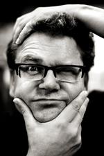 Ambitiøst. Der males et grundigt billede af kolonialisme, religion og køn i Leines nyeste bog. 