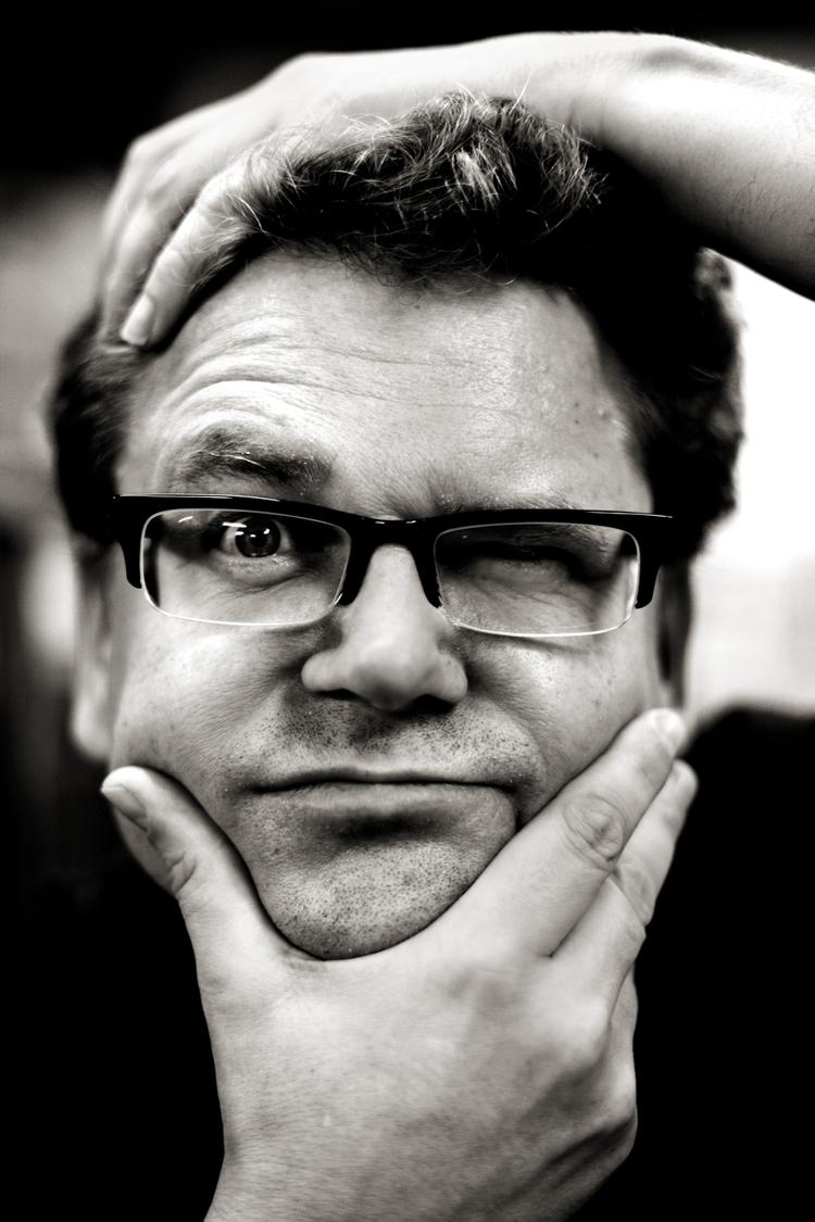 Ambitiøst. Der males et grundigt billede af kolonialisme, religion og køn i Leines nyeste bog. 