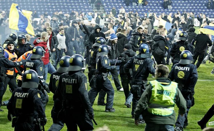 Indmarch. Op mod 1.000 personer befandt sig på grønsværen i minutterne efter pokalsejren over FCK. 