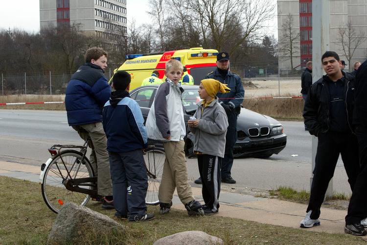 FLUGTBILIST. Den sorte bil, der anes i baggrunden, var den, som Kenneth Buch Jensen forsøgte at stikke af fra politiet i og endte med at dø i. 