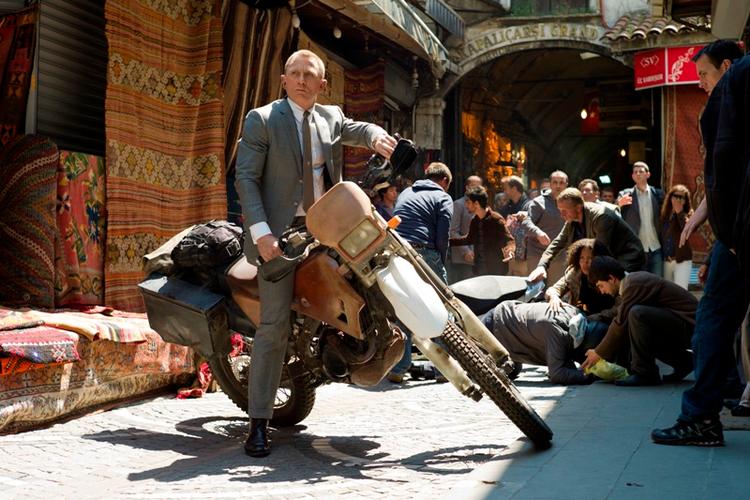 Solbriller. James Bond på motorcykel i 'Skyfall'. Under en spektakulær jagt henover hustagene i Istanbul tager 007 tilsyneladende solbrillerne af, på og af igen. 