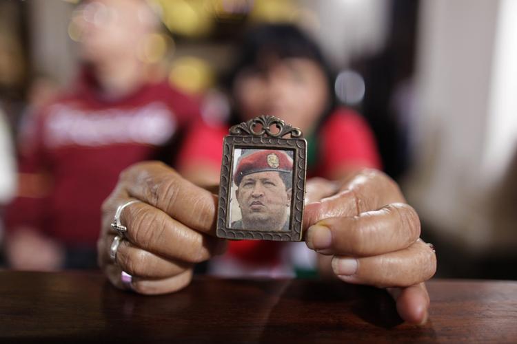 Chavez støtter venter på nyt om deres præsidents helbred i Caracas. 