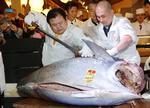 Kostbar. Kiyoshi Kimura vandt buddet om en kæmpetun på 222 kilo. Han skærer den her på sin sushirestaurant i Tokyo. 