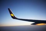 Fasttapet. Flypassageren, der spyttede på sine medpassagerer og råbte ukvemsord, blev anholdt, da flyet landede i New York. 