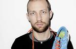 Skoglad. Michael Boe Laigaard er vild med farvestrålende sneakers, men sidste år gik jagten på et særligt par galt. Han fandt dem i en netbutik, der var fup, og som hævede ekstra penge på hans konto. Foto: Martin Bubandt 