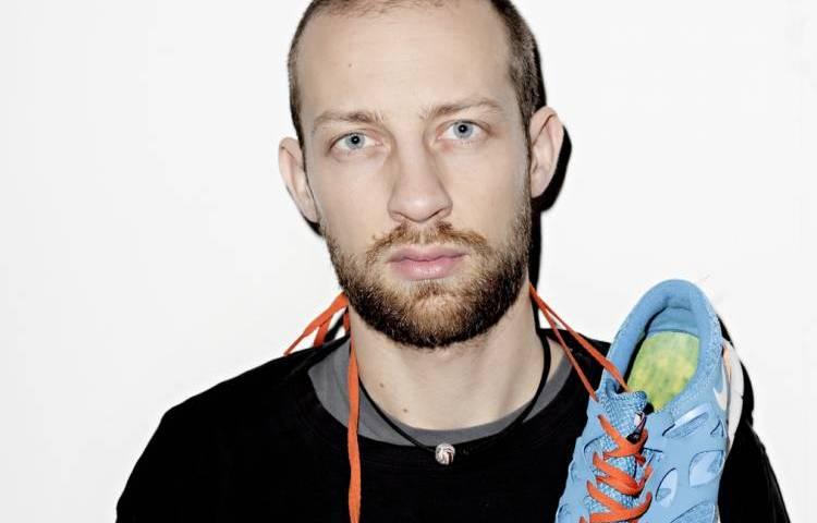 Skoglad. Michael Boe Laigaard er vild med farvestrålende sneakers, men sidste år gik jagten på et særligt par galt. Han fandt dem i en netbutik, der var fup, og som hævede ekstra penge på hans konto. Foto: Martin Bubandt 