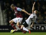 Duel. West Ham's Jack Collison /tv) og Manchester United's Paul Scholes. 