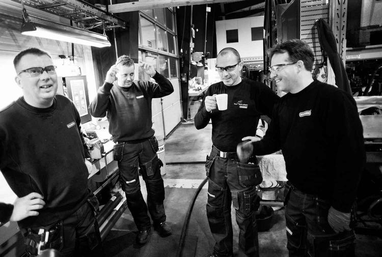 Pause. De kvikke bemærkninger falder hurtigt, når danskerne Lau Eriksen, Pelle Andersen, Claus Kristensen og Lars Hansborg-Sørensen mødes til en kort hyggesnak på værkstedet hos det amerikanske selskab Oceaneering. 