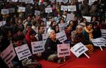 Sorg. Inderne sørger og protesterer over massevoldtægten og drabet på en unge medicinstuderende i New Delhi. 