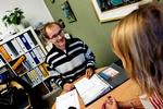 Hjælp. Henrik Balleby er privatrådgiver i Jyske Bank, hver anden uge hjælper han forgældede danskere på Café Paraplyen på Frederiksberg, en af mange frivillige gældsrådgivninger. 
