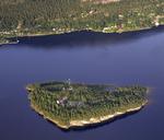 Utøya. I alt blev 69 mennesker dræbt på den lille ø Utøya. I alt mistede 77 personer livet, da Anders behring Breivik først spængte en bilbombe i Oslo centrum. 